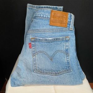 Levi’s light wash wedgie straight fit women’s jeans size 27.